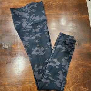SPANX Seamless Leggings Size MEDIUM Black Gray‎ Camo Shaping Stretch Flawed